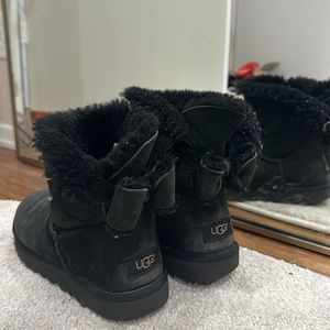 Bow uggs- black